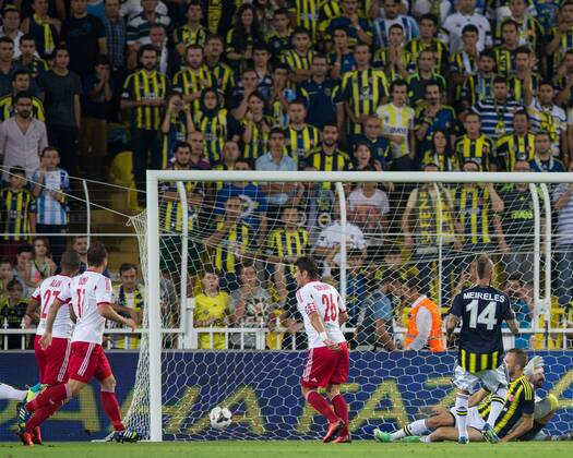 06.08.2013, Sukru Saracoglu Stadion, Istanbul, TUR, UEFA CL Qualifikation, Fenerbahce Istanbul vs FC Red Bull Salzburg, Rückspiel, im Bild das 0:1 für FC Red Bull Salzburg during the UEFA Champions League Qualification 2nd Leg Match between Fenerbahce Istanbul and FC Red Bull Salzburg at the Sukru Saracoglu Stadium, Turkey on 2013 08 06. EP_gro