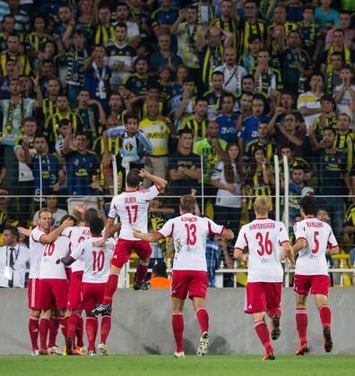 06.08.2013, Sukru Saracoglu Stadion, Istanbul, TUR, UEFA CL Qualifikation, Fenerbahce Istanbul vs FC Red Bull Salzburg, Rückspiel, im Bild Jubel bei FC Red Bull Salzburg g nach dem 0:1 during the UEFA Champions League Qualification 2nd Leg Match between Fenerbahce Istanbul and FC Red Bull Salzburg at the Sukru Saracoglu Stadium, Turkey on 2013 08 06. EP_gro