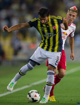 06.08.2013, Sukru Saracoglu Stadion, Istanbul, TUR, UEFA CL Qualifikation, Fenerbahce Istanbul vs FC Red Bull Salzburg, Rückspiel, im Bild Mehmet Topal (Fenerbahce, 5) gegen Kevin Kampl (RB Salzburg, 44) during the UEFA Champions League Qualification 2nd Leg Match between Fenerbahce Istanbul and FC Red Bull Salzburg at the Sukru Saracoglu Stadium, Turkey on 2013 08 06. EP_gro