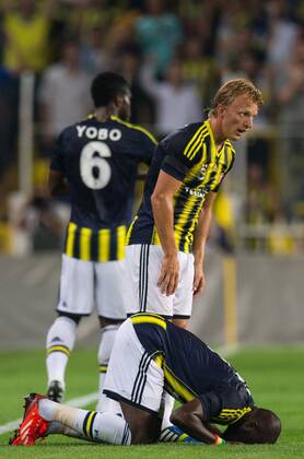 06.08.2013, Sukru Saracoglu Stadion, Istanbul, TUR, UEFA CL Qualifikation, Fenerbahce Istanbul vs FC Red Bull Salzburg, Rückspiel, im Bild Moussa Sow (Fenerbahce, 7) küsst den Rasen nach seinem 2:1 Treffer, Dirk Kuyt (Fenerbahce, 11), Joseph Yobo (Fenerbahce, 6) during the UEFA Champions League Qualification 2nd Leg Match between Fenerbahce Istanbul and FC Red Bull Salzburg at the Sukru Saracoglu Stadium, Turkey on 2013 08 06. EP_gro
