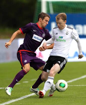 FUSSBALL - CL Quali, Hafnarfjoerdur vs A.Wien HAFNARFJOERDUR,ISLAND,07.AUG.13 - FUSSBALL - UEFA Champions League, Qualifikation, FH Hafnarfjoerdur vs FK Austria Wien. Bild zeigt Fabian Koch (A.Wien) und Atli Gudnason (Hafnarfjoerdur). 