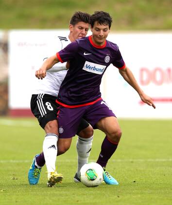 FUSSBALL - CL Quali, Hafnarfjördur vs A.Wien Hafnarfjördur,ISLAND,07.AUG.13 - FUSSBALL - UEFA Champions League, Qualifikation, FH Hafnarfjördur vs FK Austria Wien. Bild zeigt Emil Palsson (Hafnarfjördur) und Philipp Hosiner (A.Wien). 