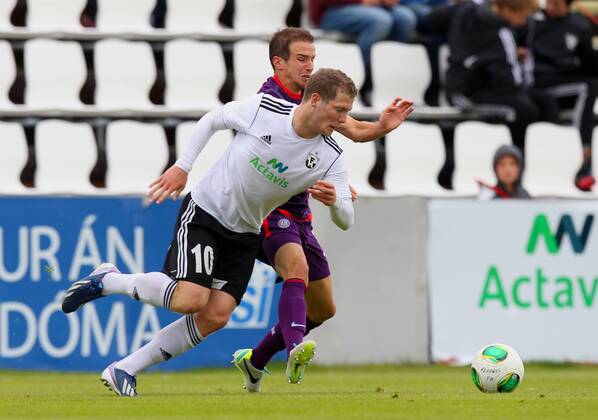 FUSSBALL - CL Quali, Hafnarfjördur vs A.Wien Hafnarfjördur,ISLAND,07.AUG.13 - FUSSBALL - UEFA Champions League, Qualifikation, FH Hafnarfjördur vs FK Austria Wien. Bild zeigt Fabian Koch (A.Wien) und Björn Sverrisson (Hafnarfjördur). 