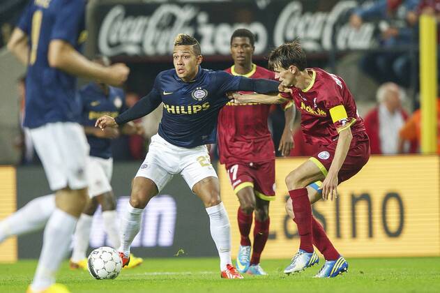 (L-R) Memphis Depay of PSV, Davy De fauw of sv Zulte Waregem SV Zulte Waregem v PSV Qualifier Champions League 2013 2014 xVIxxIVx 1711177