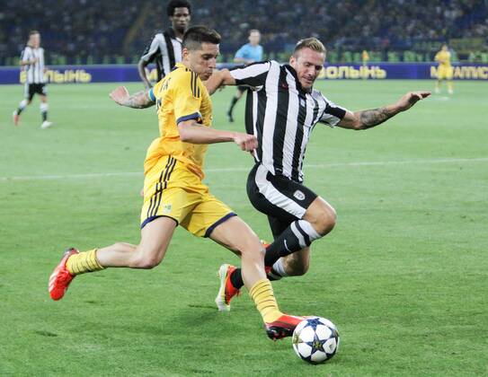 FC Metalist Kharkiv midfielder Jose Sosa (yellow kit) and PAOK FC midfielder Liam Lawrence vie for the ball during the UEFA Champions League third qualifying round second leg fixture at Metalist Stadium, Kharkiv, northeastern Ukraine, August 7, 2013. UKRINFORM. 