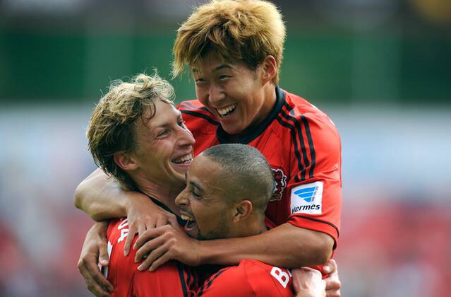 Fussball, Bundesliga, Deutschland, Herren, Saison 2013 2014, 1. Spieltag, BayArena Leverkusen: Bayer Leverkusen (rot) - SC Freiburg (weiss); Jubel Sidney Sam (Leverkusen) nach seinem Tor zum 3:1, zusammen mit den beiden anderen Torschützen Stefan Kießling, Kiessling (Leverkusen) und Heung-Min Son (Leverkusen). Jubel, Freude, Aktion.
