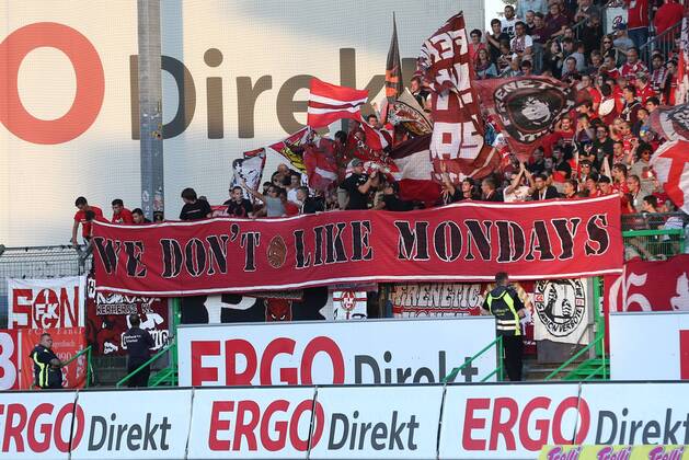 Fußball 2. Bundesliga 3. Spieltag: 1. FC Kaiserslautern am Montag (12.08.2013) in der Trolli Arena in Fürth Fans von Kaiserslautern - We don t like Mondays