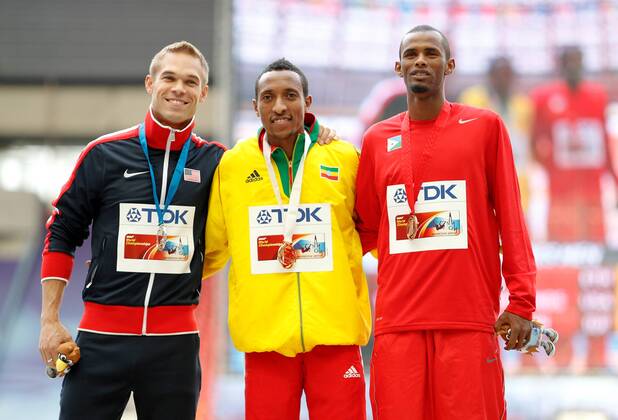 LEICHTATHLETIK - IAAF WM 2013 MOSKAU,RUSSLAND,15.AUG.13 - DIVERS, LEICHTATHLETIK, LAUFSPORT - IAAF Weltmeisterschaften 2013, 800m Lauf der Herren, Siegerehrung. Bild zeigt Nick Symmonds (USA), Mohammes Aman (ETH) und Avanleh Souleiman (DJI). Keyword: Medaille 