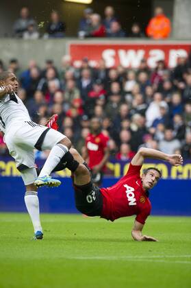 Football - 2013 2014 Premier League - Swansea City vs. Manchester United (ManU) rOBIN van Persie scores Utd s 1st goal at Liberty Stadium.