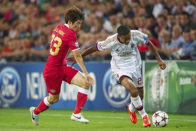(L-R) Ji-Sung Park of PSV, Urby Emanuelson of AC Milan during the Champions League qualifier match between PSV and AC Milan at Philips stadium on August 20, 2013 in Eindhoven, The Netherlands. PSV v AC Milan Qualifier Champions League 2013 2014 xVIxxIVx 1739640