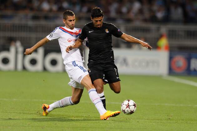 Maxime Gonalons (lyon) vs Carlos Vela (real sociedad) FOOTBALL : Olympique Lyon vs Real Sociedad San Sebastian - Ligue des champions - 20 08 2013 FredericChambert Panoramic 