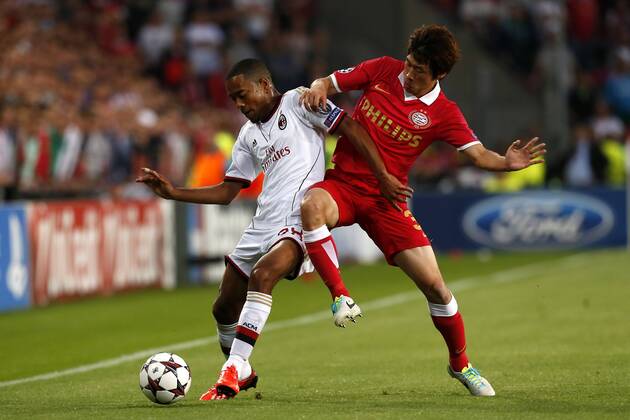 Urby Emanuelson (L), Ji-Sung Park (R) during the Champions League qualifier match between PSV and AC Milan at Philips stadium on August 20, 2013 in Eindhoven, The Netherlands. PSV v AC Milan Qualifier Champions League 2013 2014 xVIxJeroenxPutmansxIVx 1739687