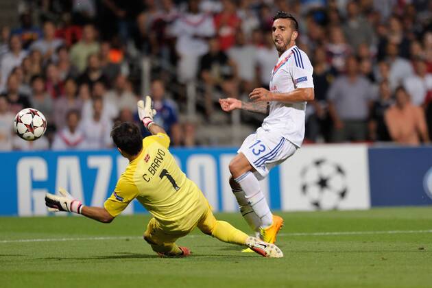 Miguel Lopes (lyon) vs Claudio Bravo (real sociedad) FOOTBALL : Olympique Lyon vs Real Sociedad San Sebastian - Ligue des champions - 20 08 2013 FredericChambert Panoramic 
