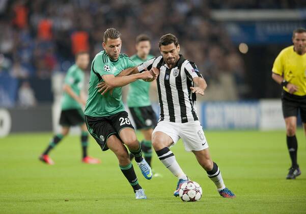 Adam SZALAI l. (GE) im Zweikampf gegen Alexandros TZIOLIS r. (Saloniki), Aktion, Fussball Champions League, Qualifikation Play-off, Hinspiel, FC Schalke 04 (GE) - PAOK Saloniki, am 21.08.2013 in Gelsenkirchen Deutschland.