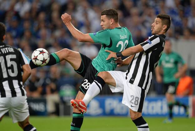 FUSSBALL CHAMPIONS LEAGUE SAISON 2013 2014 PLAY-OFF FC Schalke 04 - Paok Saloniki 21.08.2013 Adam Szalai (li, FC Schalke 04) gegen Kostas Katsouranis (re, Paok) 
