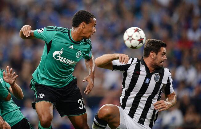 FUSSBALL CHAMPIONS LEAGUE SAISON 2013 2014 PLAY-OFF FC Schalke 04 - Paok Saloniki 21.08.2013 Joel Matip (li, FC Schalke 04) gegen Alexandros Tziolis (re, Paok) 