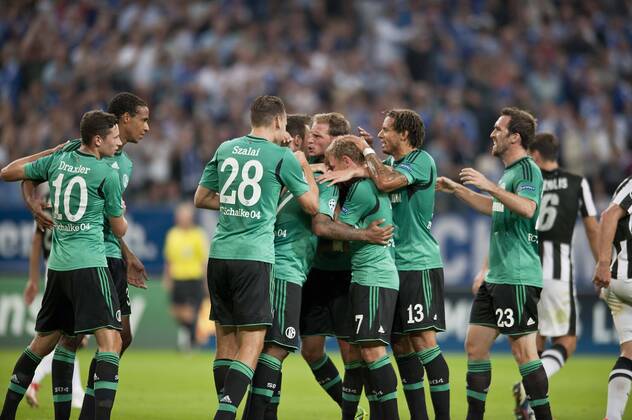 Jubel Schalke nach dem Tor zum 1:0, um Torschütze Jefferson FARFAN, mit v.l. Julian DRAXLER, Joel MATIP, Adam SZALAI, Benedikt HÖWEDES (HÖWEDES), Max MEYER, Jermaine JONES, Christian FUCHS, Teamjubel, Fussball Champions League, Qualifikation Play-off, Hinspiel, FC Schalke 04 (GE) - PAOK Saloniki, am 21.08.2013 in Gelsenkirchen Deutschland.