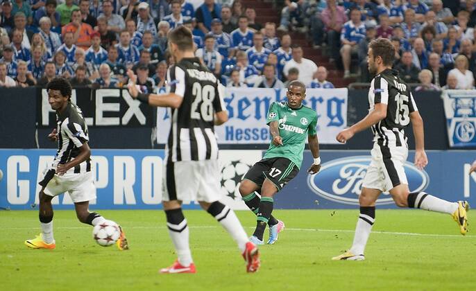 Jefferson FARFAN (GE) schiesst das Tor zum 1:0, Aktion, Fussball Champions League, Qualifikation Play-off, Hinspiel, FC Schalke 04 (GE) - PAOK Saloniki, am 21.08.2013 in Gelsenkirchen Deutschland.