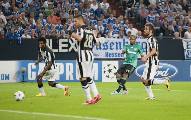 Jefferson FARFAN (GE) schiesst das Tor zum 1:0, Aktion, Fussball Champions League, Qualifikation Play-off, Hinspiel, FC Schalke 04 (GE) - PAOK Saloniki, am 21.08.2013 in Gelsenkirchen Deutschland.