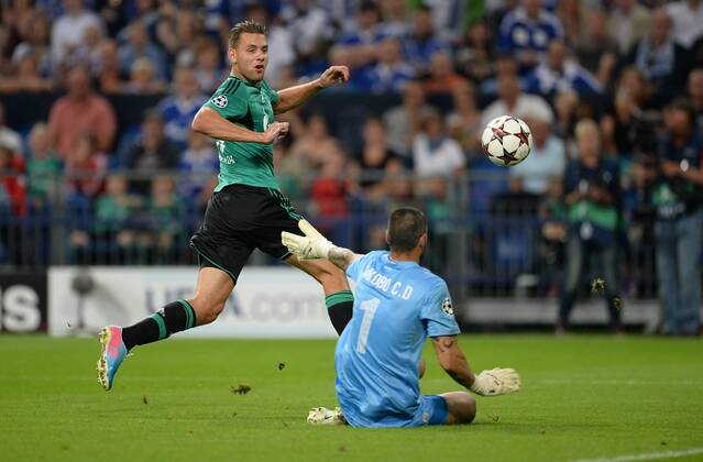 FUSSBALL CHAMPIONS LEAGUE SAISON 2013 2014 PLAY-OFF FC Schalke 04 - Paok Saloniki 21.08.2013 Adam Szalai (li, FC Schalke 04) gegen Torwart Jacobo (re, Paok) 