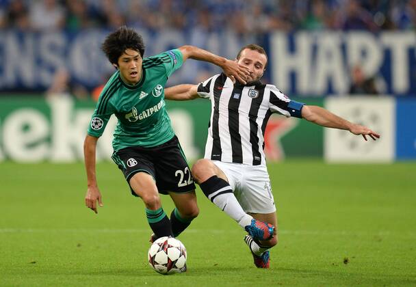 FUSSBALL CHAMPIONS LEAGUE SAISON 2013 2014 PLAY-OFF FC Schalke 04 - Paok Saloniki 21.08.2013 Atsuto Uchida (li, FC Schalke 04) gegen Dimitris Salpingidis (re, Paok) 