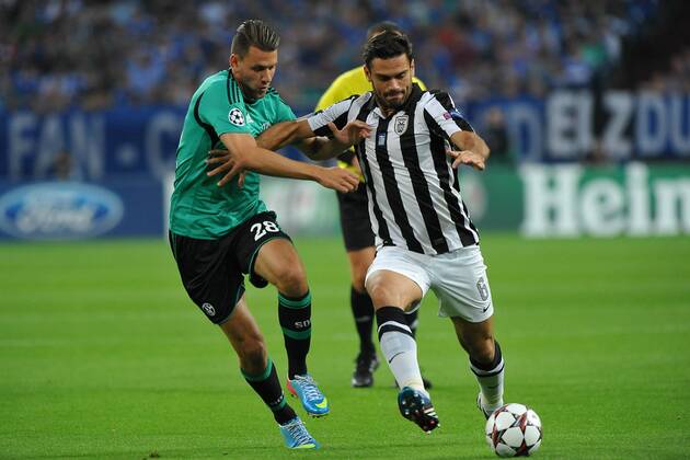 Fußball Champions League Playoff: Schalke 04 - PAOK Thessaloniki am 21.08.2013 in der Veltins-Arena in Gelsenkirchen Adam Szalai ( Schalke ), links - Alexandros Tziolis ( Thessaloniki ), rechts