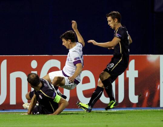 FUSSBALL - CL Play Off, Zagreb vs A.Wien ZAGREB,KROATIEN,21.AUG.13 - FUSSBALL - UEFA Champions League, Play Off, GNK Dinamo Zagreb vs FK Austria Wien. Bild zeigt Josip Simunic (Zagreb), Philipp Hosiner (A.Wien) und Josip Pivaric (Zagreb). 