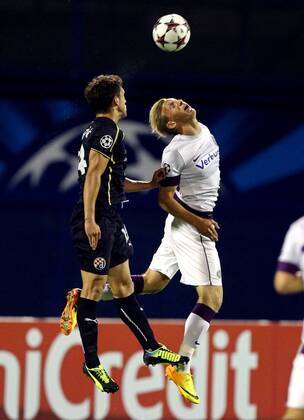 FUSSBALL - CL Play Off, Zagreb vs A.Wien ZAGREB,KROATIEN,21.AUG.13 - FUSSBALL - UEFA Champions League, Play Off, GNK Dinamo Zagreb vs FK Austria Wien. Bild zeigt Josip Pivaric (Zagreb) und Daniel Royer (A.Wien). 