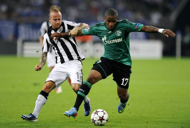 Fussball, Champions League Qualifikation, Herren, Saison 2013 2014, Play-off-round, VELTINS Arena Gelsenkirchen: FC Schalke 04, S04 (blau) - Paok Saloniki (weiss); Miroslav Stoch(Saloniki), Jefferson Farfan (S04), Aktion.