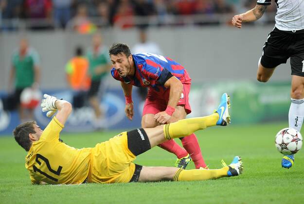 Steaua Bukarest - Legia Warschau - DUSAN KUCIAK FEDERICO PIOVACCARI FOTO LUKASZxLASKOWSKI PRESSFOCUS NEWSPIXPL --- Newspix.pl  20130821LUK030