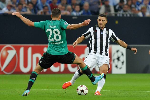 Fußball Champions League Playoff: Schalke 04 - PAOK Thessaloniki am 21.08.2013 in der Veltins-Arena in Gelsenkirchen Adam Szalai ( Schalke ), links - Kostas Katsouranis ( Thessaloniki ), rechts