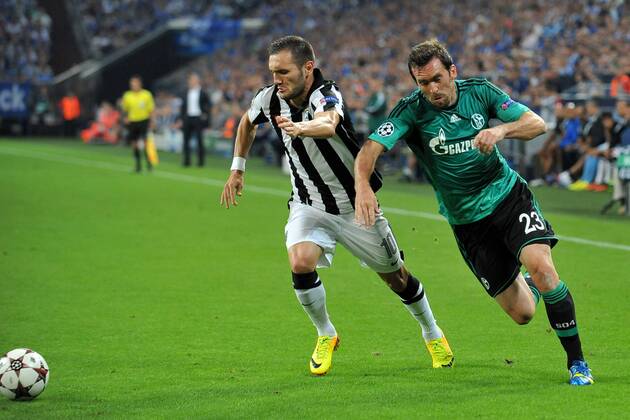 Fußball Champions League Playoff: Schalke 04 - PAOK Thessaloniki am 21.08.2013 in der Veltins-Arena in Gelsenkirchen Lucas ( Thessaloniki ), links - Christian Fuchs ( Schalke ), rechts