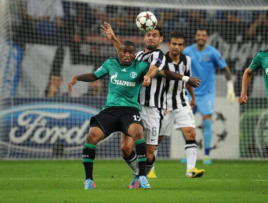 21-08-2013, Fussball, Saison 2013-2014, UEFA Champions League, Play Off, FC Schalke 04 - PAOK Saloniki, Jefferson Farfan (Schalke 04), li., gegen Alexandros Tziolis (PAOK)