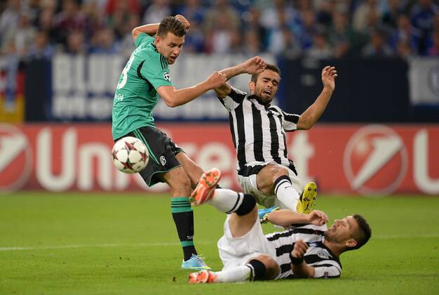 FUSSBALL CHAMPIONS LEAGUE SAISON 2013 2014 PLAY-OFF FC Schalke 04 - Paok Saloniki 21.08.2013 Adam Szalai (li, FC Schalke 04) gegen Miguel Vitor (hinten) und Kostas Katsouranis (re, Paok) 