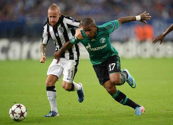 FUSSBALL CHAMPIONS LEAGUE SAISON 2013 2014 PLAY-OFF FC Schalke 04 - Paok Saloniki 21.08.2013 Miroslav Stoch (li, Paok) gegen Jefferson Farfan (re, FC Schalke 04) 