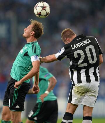 FUSSBALL CHAMPIONS LEAGUE SAISON 2013 2014 PLAY-OFF FC Schalke 04 - Paok Saloniki 21.08.2013 Benedikt Höwedes (FC Schalke 04) gegen Liam Lawrence (re, Paok) 