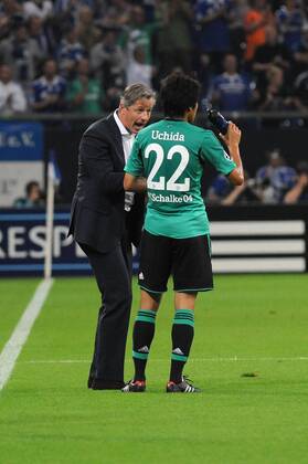 V.l.n.r. Trainer Jens Keller feuert Atsuto Uchida ( beide Schalke 04 ) an. 21.08.2013 --- Fussball --- Champions League --- Schalke 04 vs PAOK Saloniki EP_ttl