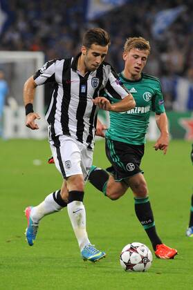 Max Meyer ( rechts Schalke 04 ) im Zweikampf mit Stelios Kitsiou ( links PAOK Saloniki Action Aktion ) 21.08.2013 --- Fussball --- Champions League --- Schalke 04 vs PAOK Saloniki EP_ttl