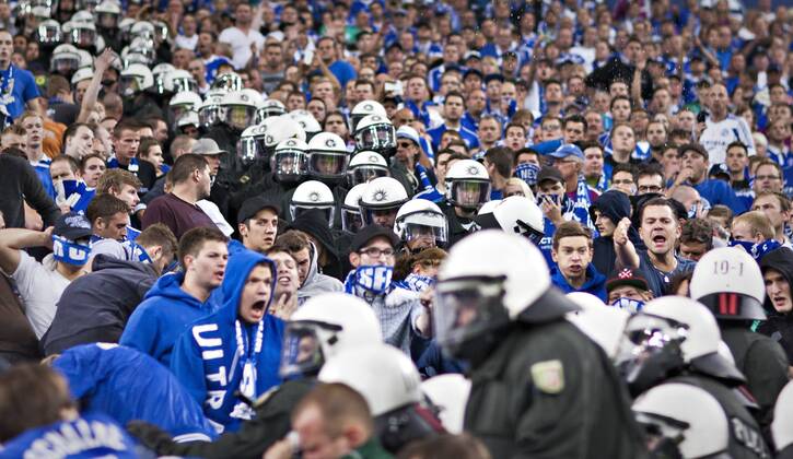 Gelsenkirchen, 21.08.2013, Veltins Arena, Fußball Polizei stürmt Schalke Fanblock FC Schalke 04 - PAOK Saloniki