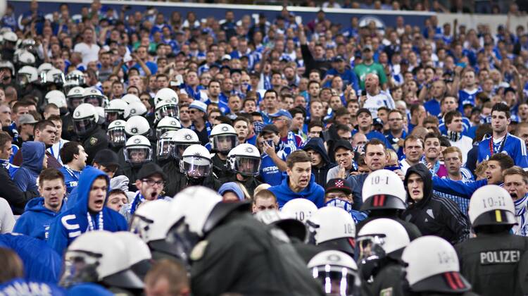 Gelsenkirchen, 21.08.2013, Veltins Arena, Fußball Polizei stürmt Schalke Fanblock FC Schalke 04 - PAOK Saloniki