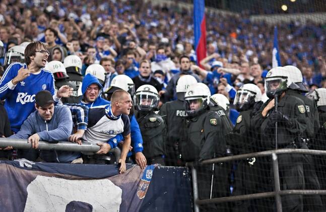 Gelsenkirchen, 21.08.2013, Veltins Arena, Fußball Polizei stürmt Schalke Fanblock FC Schalke 04 - PAOK Saloniki