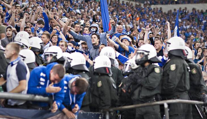 Gelsenkirchen, 21.08.2013, Veltins Arena, Fußball Polizei stürmt Schalke Fanblock FC Schalke 04 - PAOK Saloniki