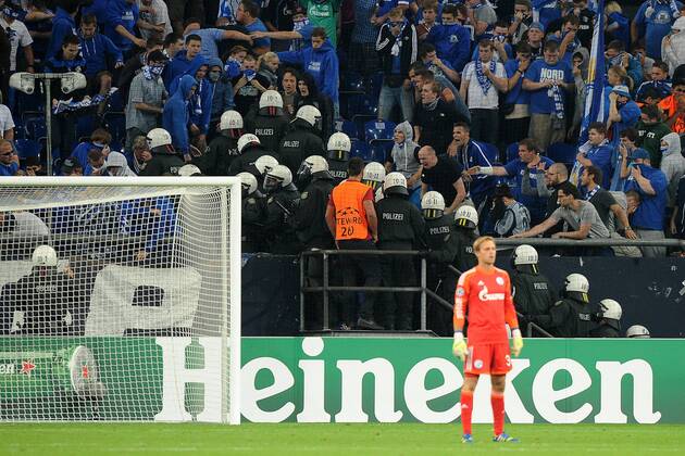 Fussball Champions League Playoff FC Schalke 04 am 21.08.2013 in der Veltins-Arena in Gelsenkirchen Polizeieinsatz im Schalker Fanblock