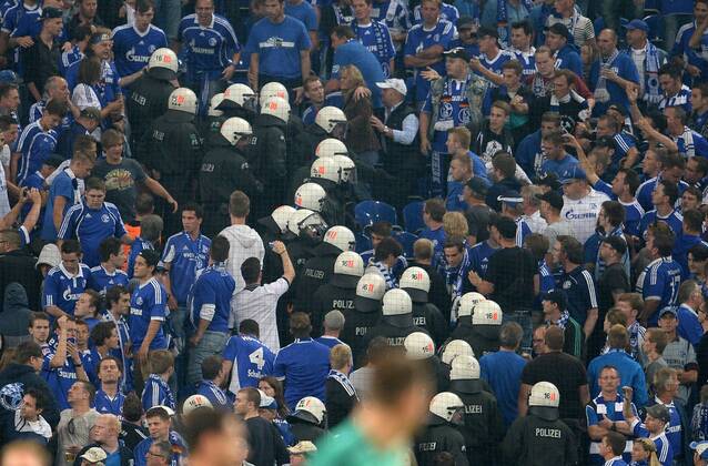 FUSSBALL CHAMPIONS LEAGUE SAISON 2013 2014 PLAY-OFF FC Schalke 04 - Paok Saloniki 21.08.2013 Polizisten stürmen während des Spiels den Schalke Fan Block. 