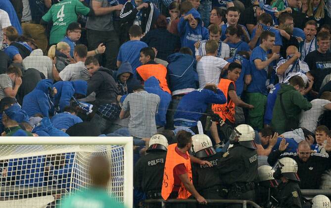 FUSSBALL CHAMPIONS LEAGUE SAISON 2013 2014 PLAY-OFF FC Schalke 04 - Paok Saloniki 21.08.2013 Polizisten stürmen während des Spiels den Schalke Fan Block und setzen massiv Pfefferspray ein. 