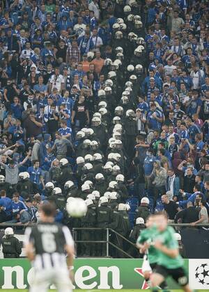 Polizeieinsatz in der Nordkurve gegen die Fans von GE, Polizei, Feature, Fussball Champions League, Qualifikation Play-off, Hinspiel, FC Schalke 04 (GE) - PAOK Saloniki, am 21.08.2013 in Gelsenkirchen Deutschland.