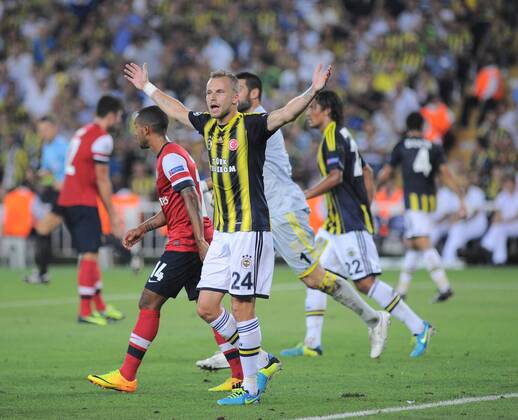 UEFA Champions League playoff first leg match between Fenerbahce Istanbul and Arsenal FC London at Sükrü Saracoglu Stadium in Istanbul, on august 21, 2013. Michal Kadlec of Fenerbahce and Theo Walcott of Arsenal.