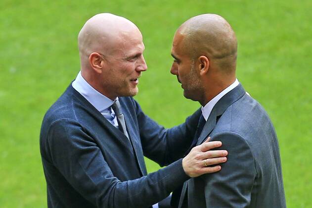 24.08.2013, Fussball 1.Bundesliga 2013 2014, 3.Spieltag, FC Bayern München - 1.FC Nürnberg, in der Allianz-Arena München. Sportdirektor Matthias Sammer (li, Bayern München) spricht mit Trainer Pep Guardiola (Bayern München).