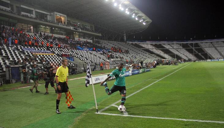 27.08.2013 Thessaloniki FC PAOK-FC Schalke 04 UEFA Champions League Play Off men football Jefferson Farfan(c) FC Schalke 04 at shoot from corner at empty Toumba stadium during match : 