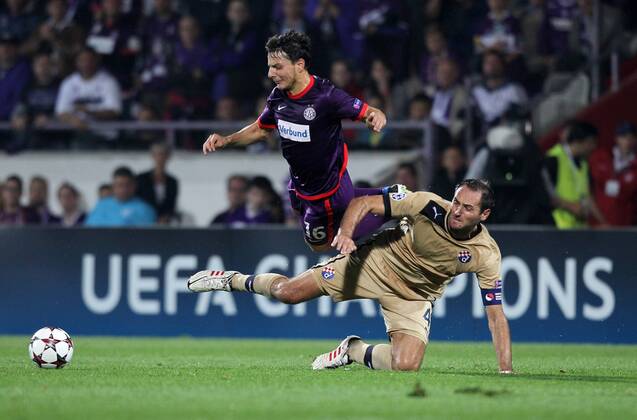 FUSSBALL - CL Play Off, A.Wien vs Zagreb WIEN,AUSTRIA,27.AUG.13 - FUSSBALL - UEFA Champions League, Play Off, FK Austria Wien vs GNK Dinamo Zagreb. Bild zeigt Philipp Hosiner (A.WIen) und Josip Simunic (Zagreb). 